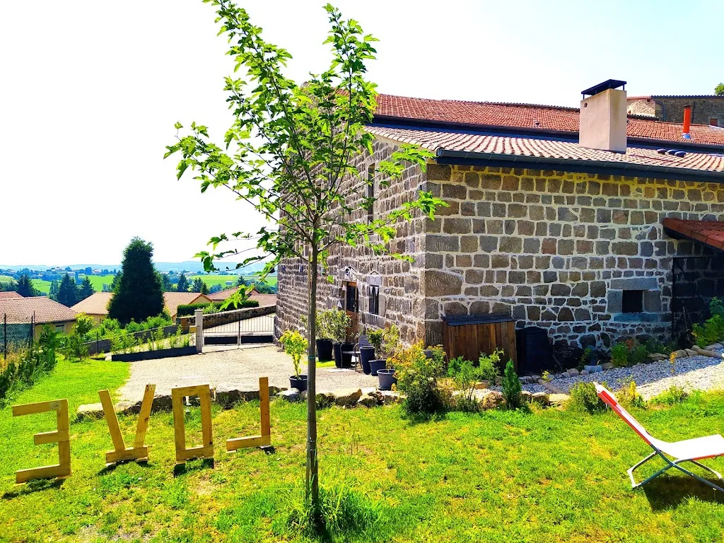 Photo 2 - Gîte La Bâtisse Aux Lanternes Gite de groupe Loire 42 (Grande Capacité 29 couchages, Salle de Réception , mariage... )